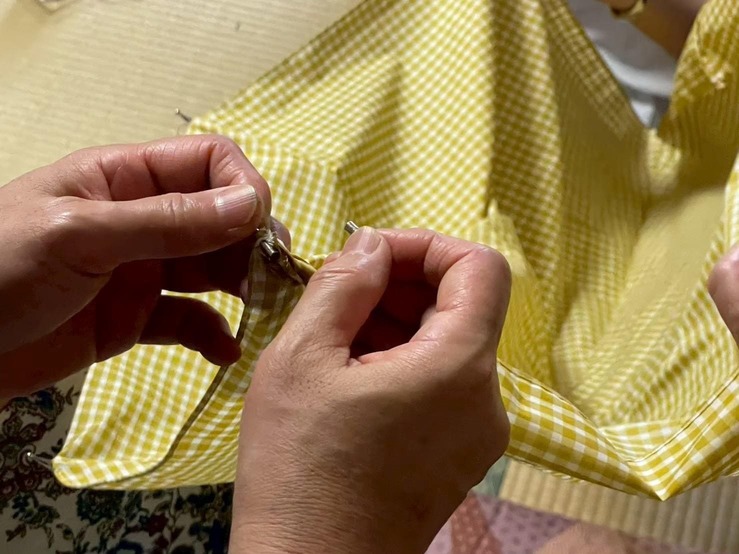 露先を生地に縫い付ける作業