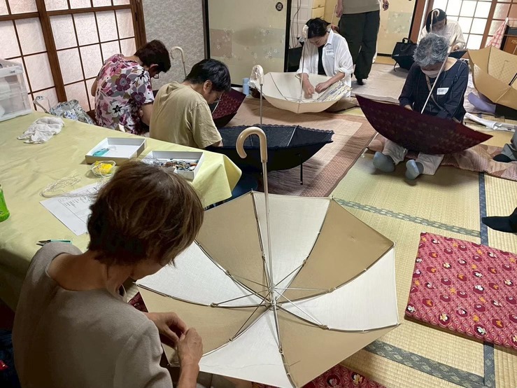 傘作りに取り組むイベント参加者たち