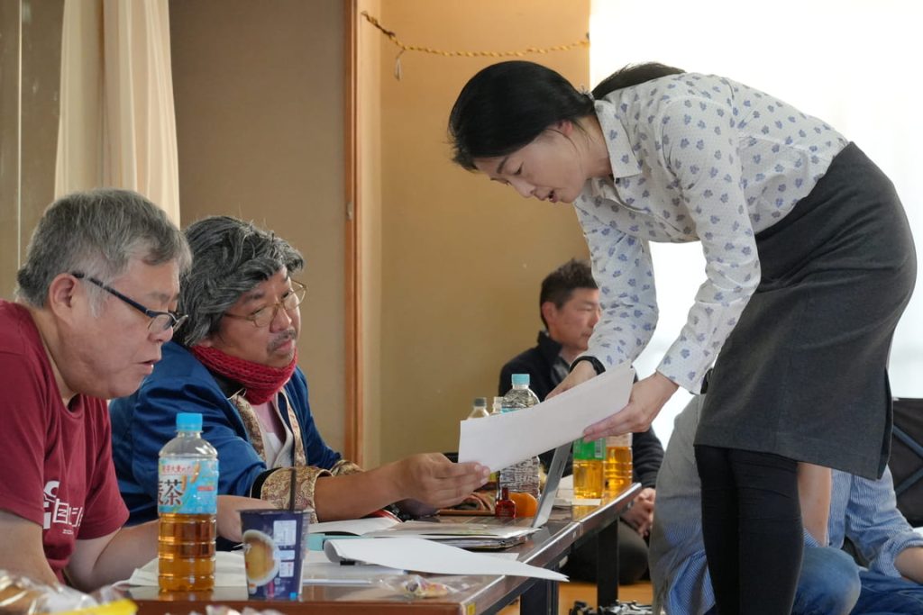 山本さんに台本の確認をするメンバー