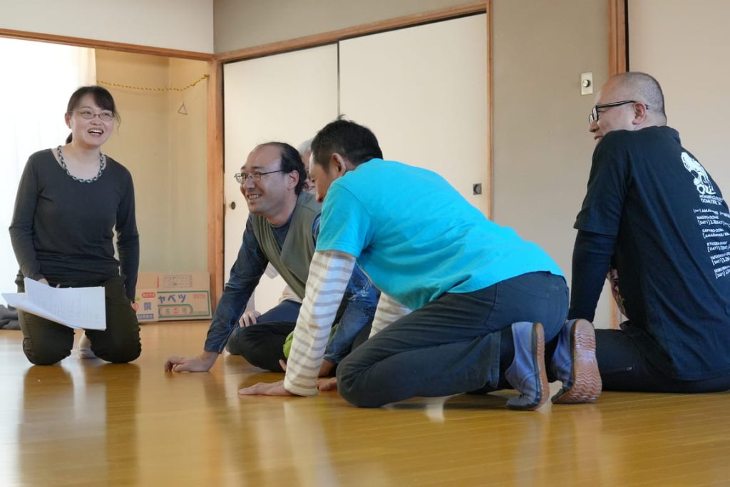 本番を前に稽古に励む自己批判ショーメンバー