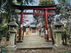 老朽化が進む鳥居