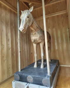 本堂横に祀られている御神馬